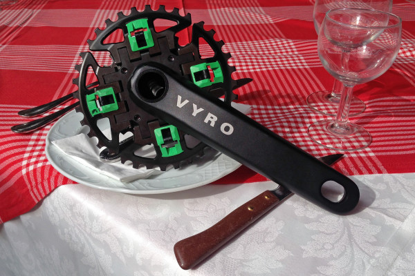 Vyro-AmEn1_2x-two-speed-self-shifting-crankset_gearbox-alternative_02_crank-presentation