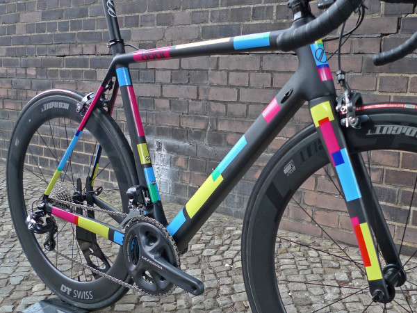 BFS_8bar-bikes-Kronprinz-V2_carbon-road-bike-team-paint-job_frameset-front