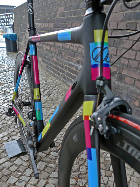 BFS_8bar-bikes-Kronprinz-V2_carbon-road-bike-team-paint-job_frameset-front-end