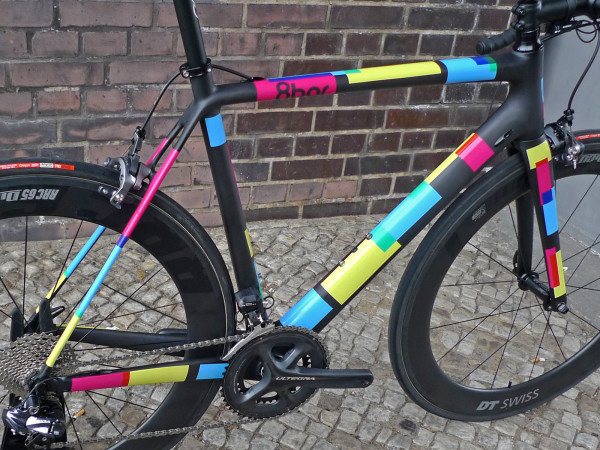 BFS_8bar-bikes-Kronprinz-V2_carbon-road-bike-team-paint-job_frameset-rear