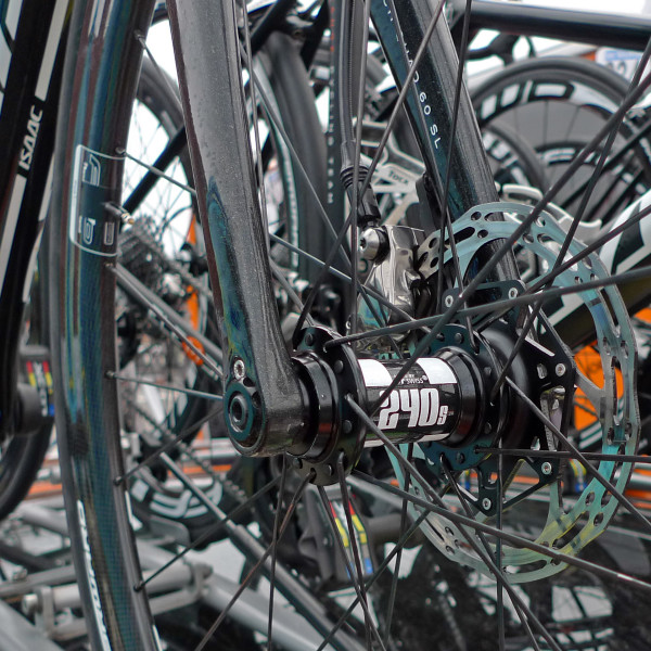 Flanders-Tech_RVV_Isaac-Element-SL-Disc-prototype_disc-brake-road-race-bike_Roompot-Oranje-Peloton_12mm-thru-axle-front