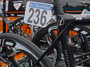 Flanders-Tech_RVV_Isaac-Element-SL-Disc-prototype_disc-brake-road-race-bike_Roompot-Oranje-Peloton_number-plate