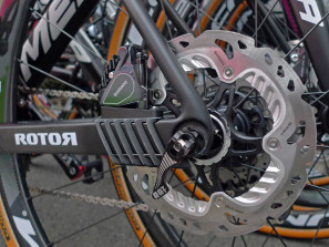 Flanders-Tech_RVV_Merida_Scultura-Disc_prototype-disc-brake-road-race-bike_rear-flat-mount-disc-brake-cooling-fins