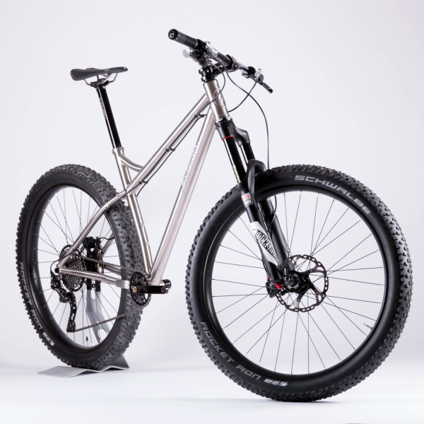 Jeronimo_Ti-MTB-27-5-Plus_custom-titanium-hardtail-trail-mountain-bike_front-complete-3-4