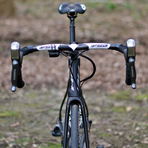 Roubaix-Tech_RVV_BH-G7-Disc_disc-brake-aero-road-race-bike_Direct-Energie_Romain-Cardis_front