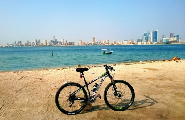 bikerumor pic of the day Spring break at Manama shore, Bahrain (Merida Big Seven 300)