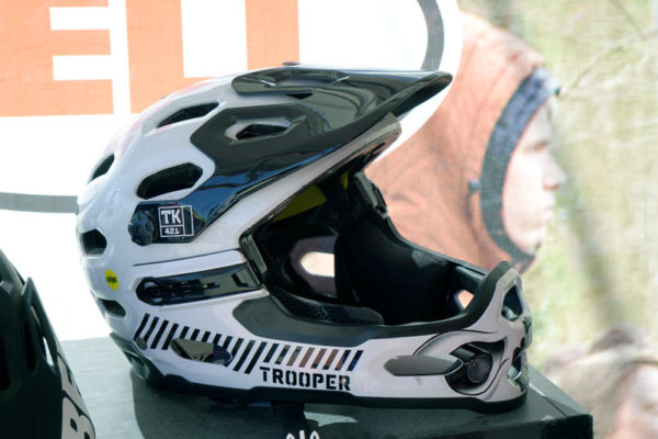 Bell-Super-2R-star-wars-enduro-mountain-bike-helmet02