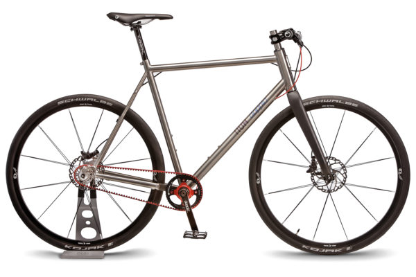 Nua-Doppio_titanium-flat-bar-city-bike_Kappstein-Doppio-two-speed-crankst_studio-complete