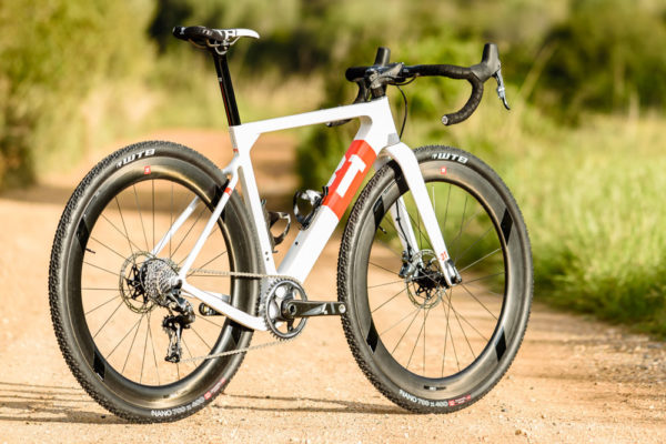 3T-Exploro-Team_carbon-gravel-plus_dirt-gravel-asphalt-bike_outside