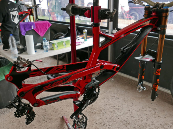 YT-Industries_Tues-CF-Pro_Aaron-Gwin_carbon-pro-DH-downhill-mountain-bike_driveside-frameset