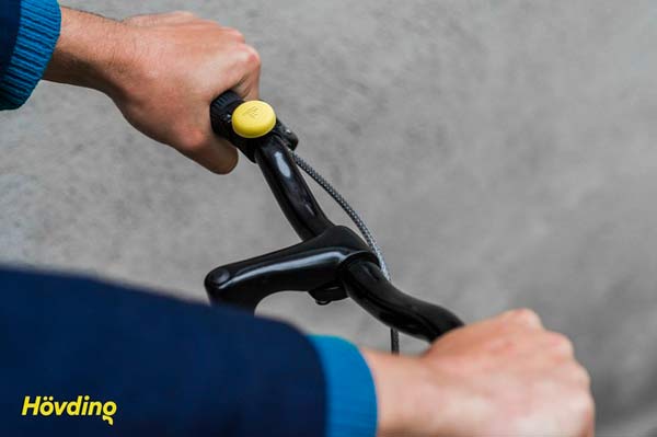 Hövding wants the man to give a *beep* by hearing web-connected bicycle bells