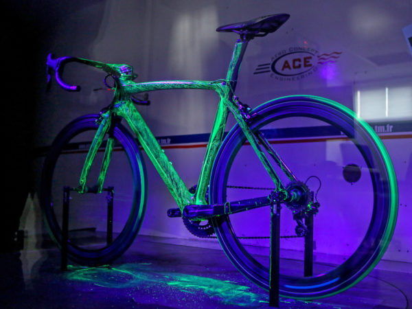 Bianchi_Oltre-XR4_Countervail-equipped_aero-road-race-bike_photo-by-Guido-Rubino_fluo-paint