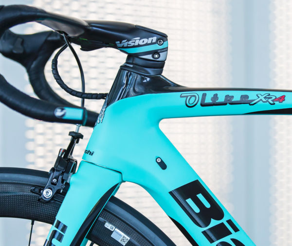 Bianchi_Oltre-XR4_Countervail-equipped_aero-road-race-bike_photo-by-Matteo-Cappe_headtube