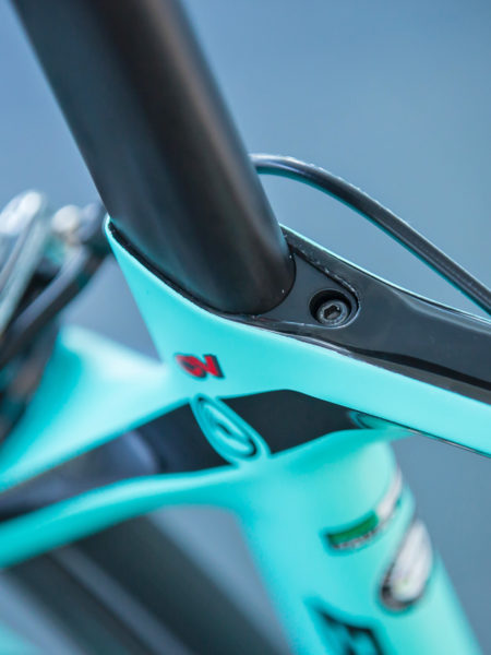 Bianchi_Oltre-XR4_Countervail-equipped_aero-road-race-bike_photo-by-Matteo-Cappe_seatpost-clamp