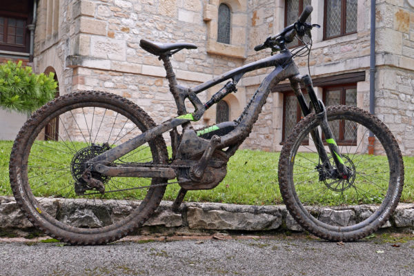 Lapierre-Overvolt-AM-700-Carbon_carbon-full-suspension-trail-e-mountain-bike_complete-muddy
