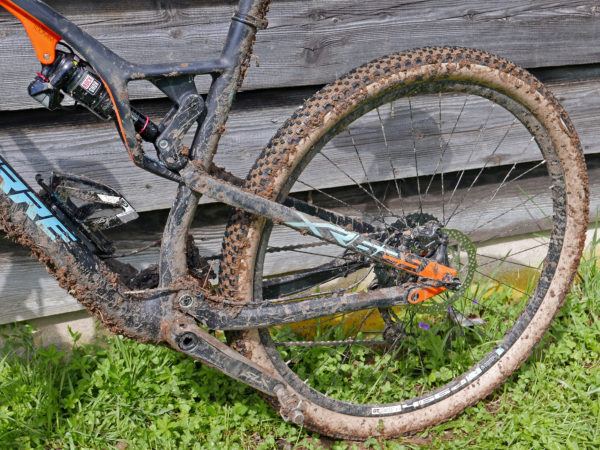 Lapierre-XR-629_carbon-eishock-full-suspension-cross-country-marathon-XC-mountain-bike_muddy_OST+suspension