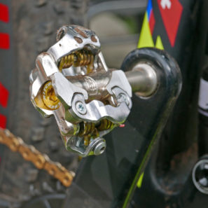 XCO_Mountain-Bike_World-Championship_Nove-Mesto_elite-mens-winner_Nino-Schurter_Scott-Spark-RC-900-WC_Ritchey-XC-WCS-pedals