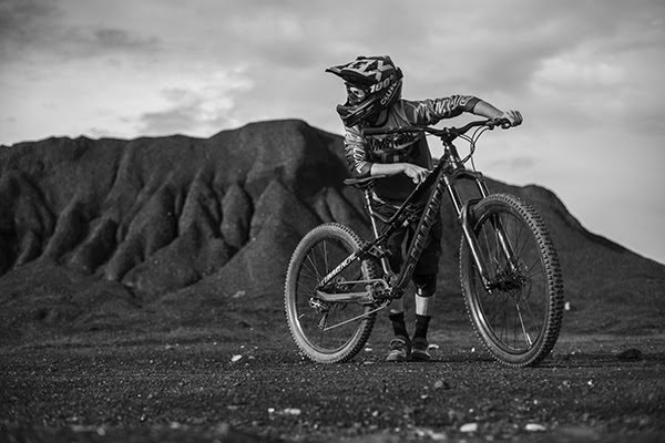 2017 Commencal Meta AM V4.2, lifestyle shot