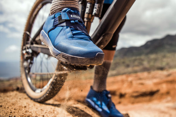 ION_Rascal_clipless-all-mountain-bike-shoes_blue_on-bike