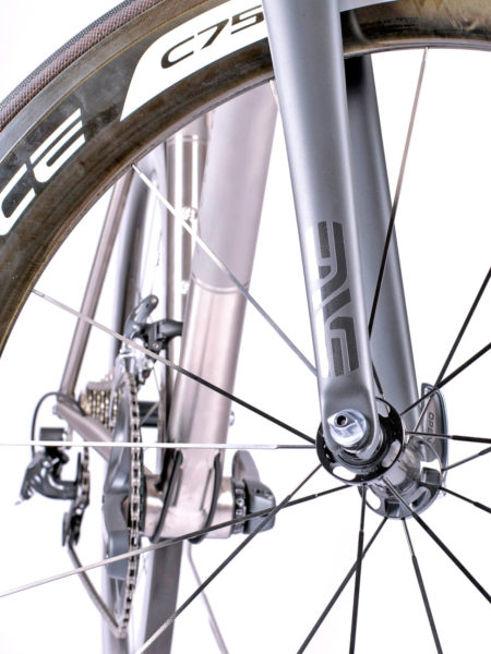 Jeronimo-Cycles_Ti-Road_custom-titanium-road-bike_routing-front