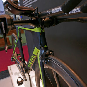canyon_speedmax-cf_affordable-carbon-aero-road-tt-triathlon-race-bike_front-cockpit