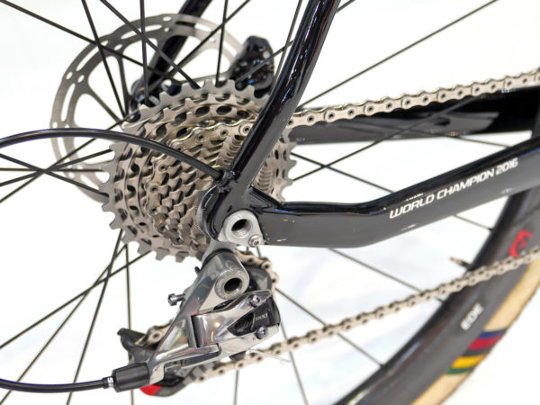 colnago_new-prestige_disc-brake-carbon-cyclocross-race-bike_rear-axle