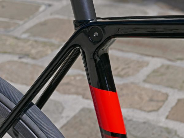 orbea-orca-disc-omr_lightweight-disc-brake-carbon-road-race-bike_integrated-seatpost-clamp