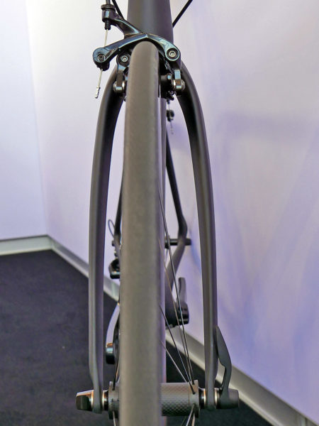 storck_fascenario-3-platinum-g1_lightweight-aero-carbon-road-race-bike_bowlegged-fork