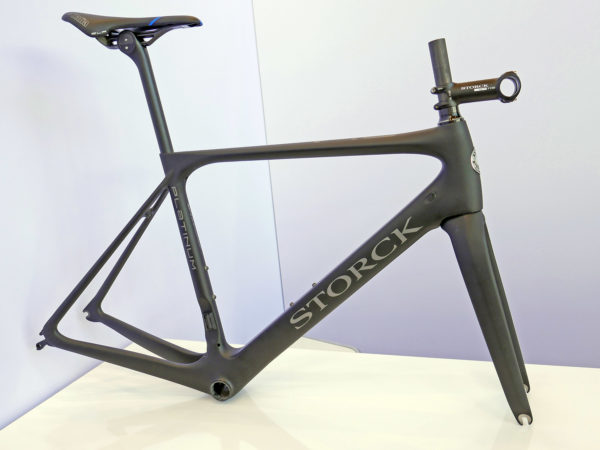 storck_fascenario-3-platinum-g1_lightweight-aero-carbon-road-race-bike_frameset-side