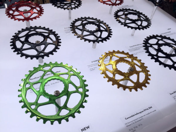 absoluteblack-race-face-boost-and-eagle-gold-oval-chainrings01