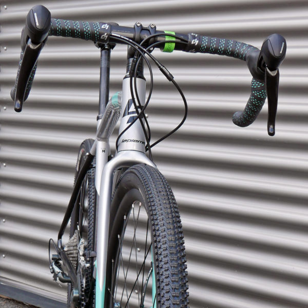 lapierre_crosshill-300_aluminum-disc-brake-mixed-surface-gravel-adventure-bike_front-end