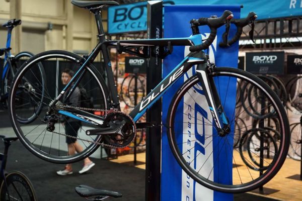 blue-competition-cycles-andaz-entry-level-carbon-road-bike01