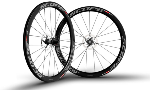 scope-cycling_r4d_carbon-tubeless-clincher-disc-brake-road-wheels_studio