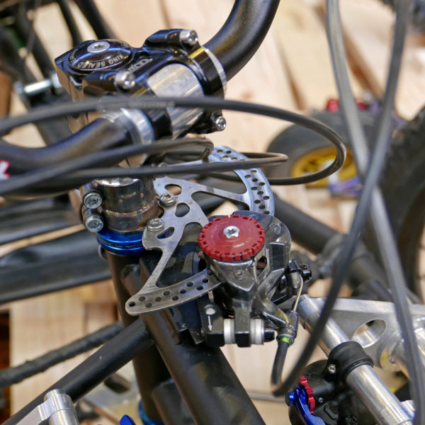 selberbruzzler_podenco-cycles_handuro_amateur-framebuilder-collective_custom-handcycle-all-mountain-enduro-trike_steering-brake-handelbar-lock