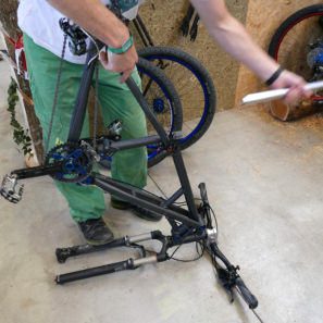 east-bike_full-size-mountain-bike_compact-folding_step-1-remove-wheels-and-seatpost