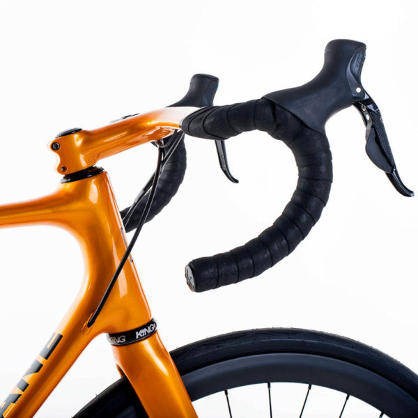 plane-frameworks_custom-geometry-carbon-monicoque-all-road-bike_orange-headtube