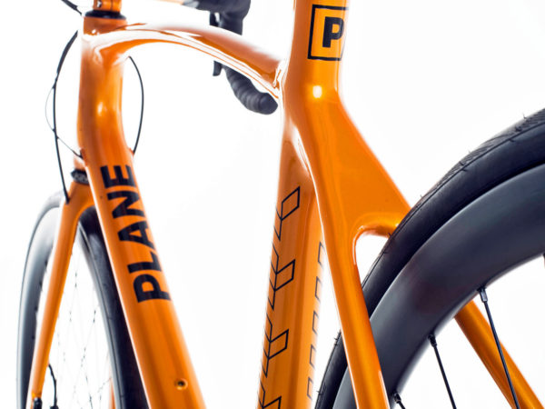 plane-frameworks_custom-geometry-carbon-monicoque-all-road-bike_orange-rear