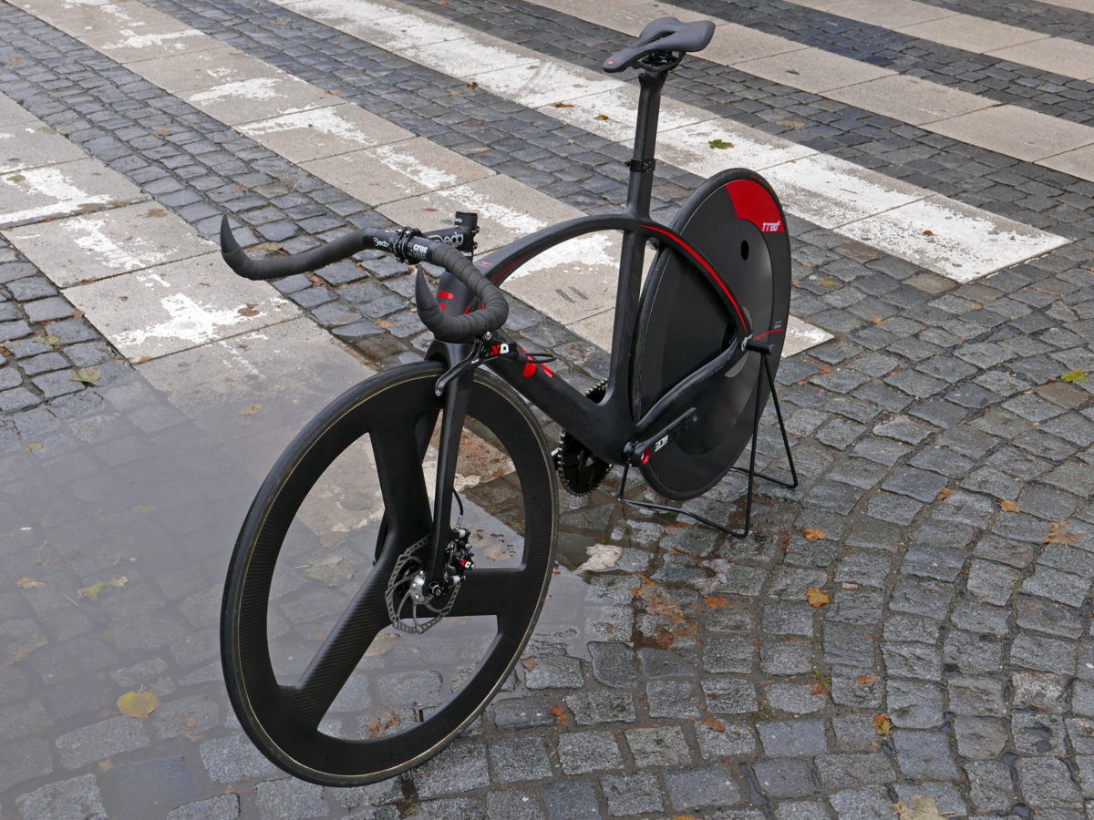TRed’s wild fixed-gear regenerative BestiaNera Hybrid Streetfighter urban e-bike