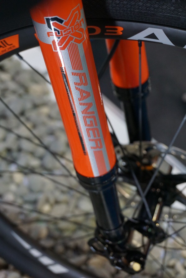 x-fusion ranger gravel bike suspension fork with inverted carbon crown and steerer