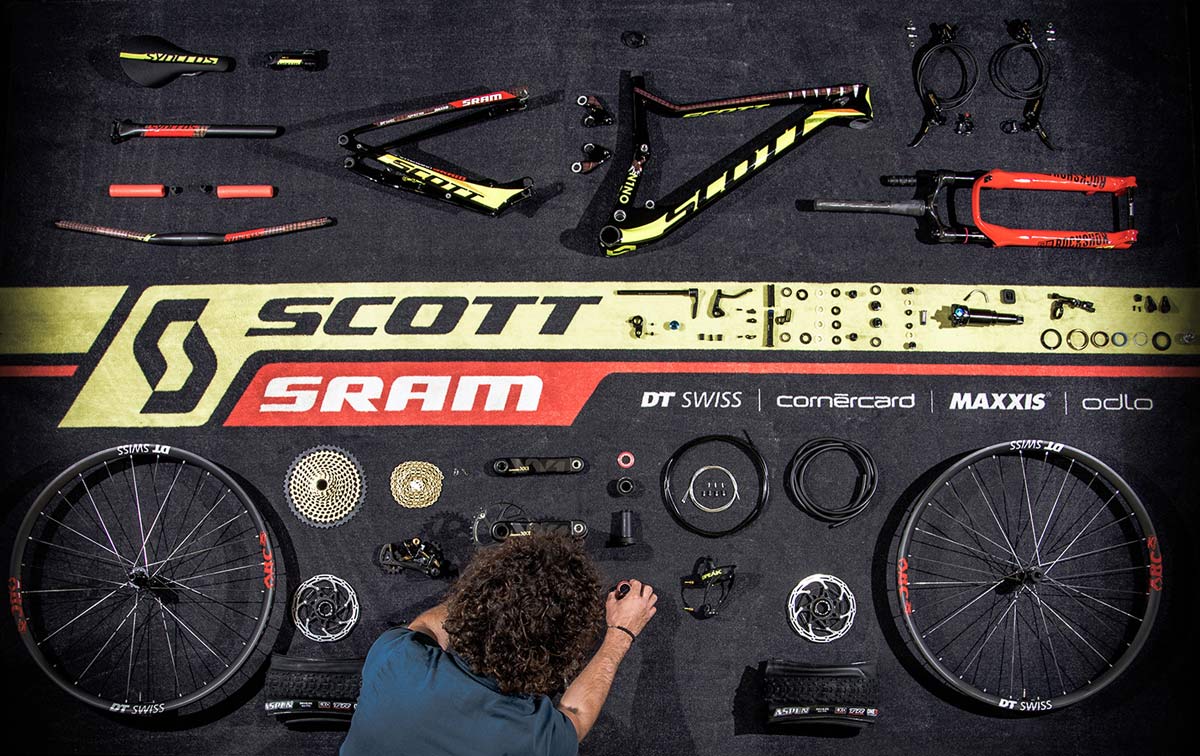 Video: How Yanick the Mechanic builds Nino’s World Cup Scott Spark RC 900 race bike