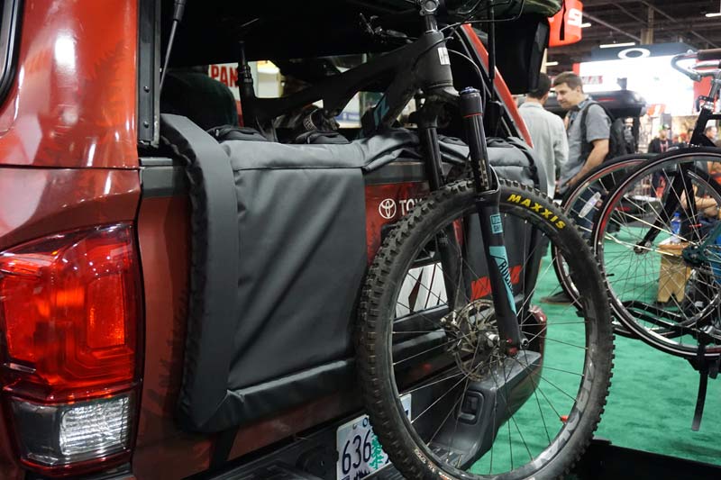 2018 yakima gatekeeper tailgate pad for holding mountain bikes with individual straps to keep them separated
