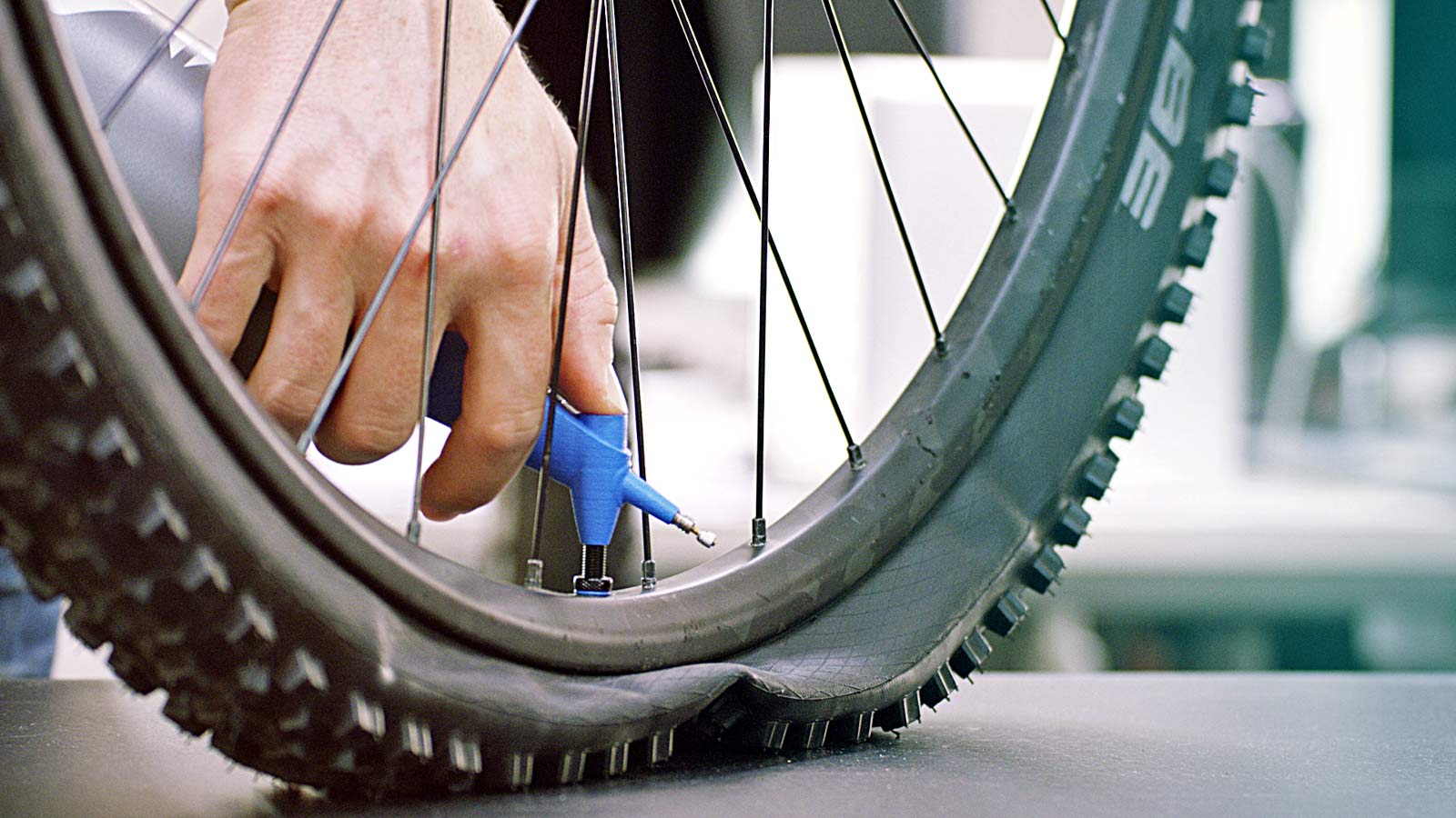 seat tubeless tire with floor pump
