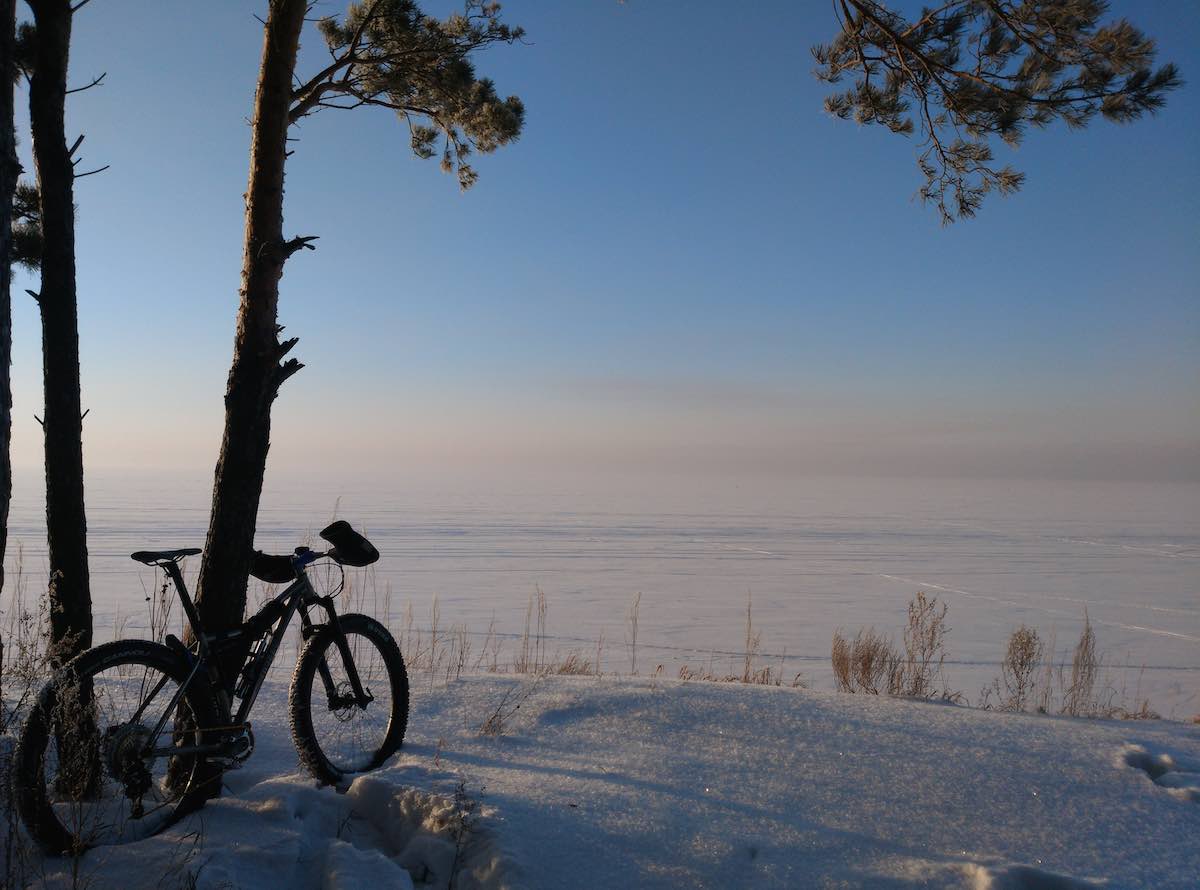bikerumor pic of the day winter bicycle riding on the artificial lake in Novosibirsk, Russia.