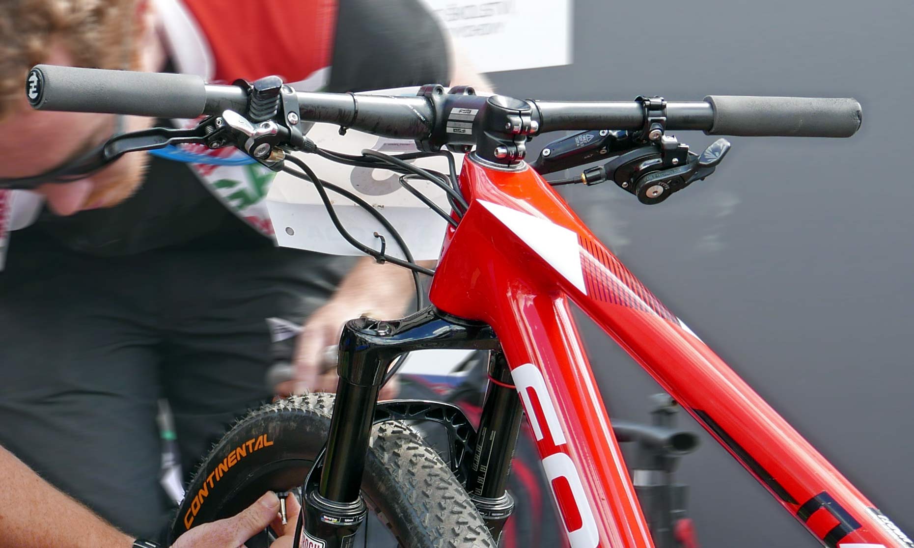 Suspension Tech: How to pick the best dropper seatpost remote