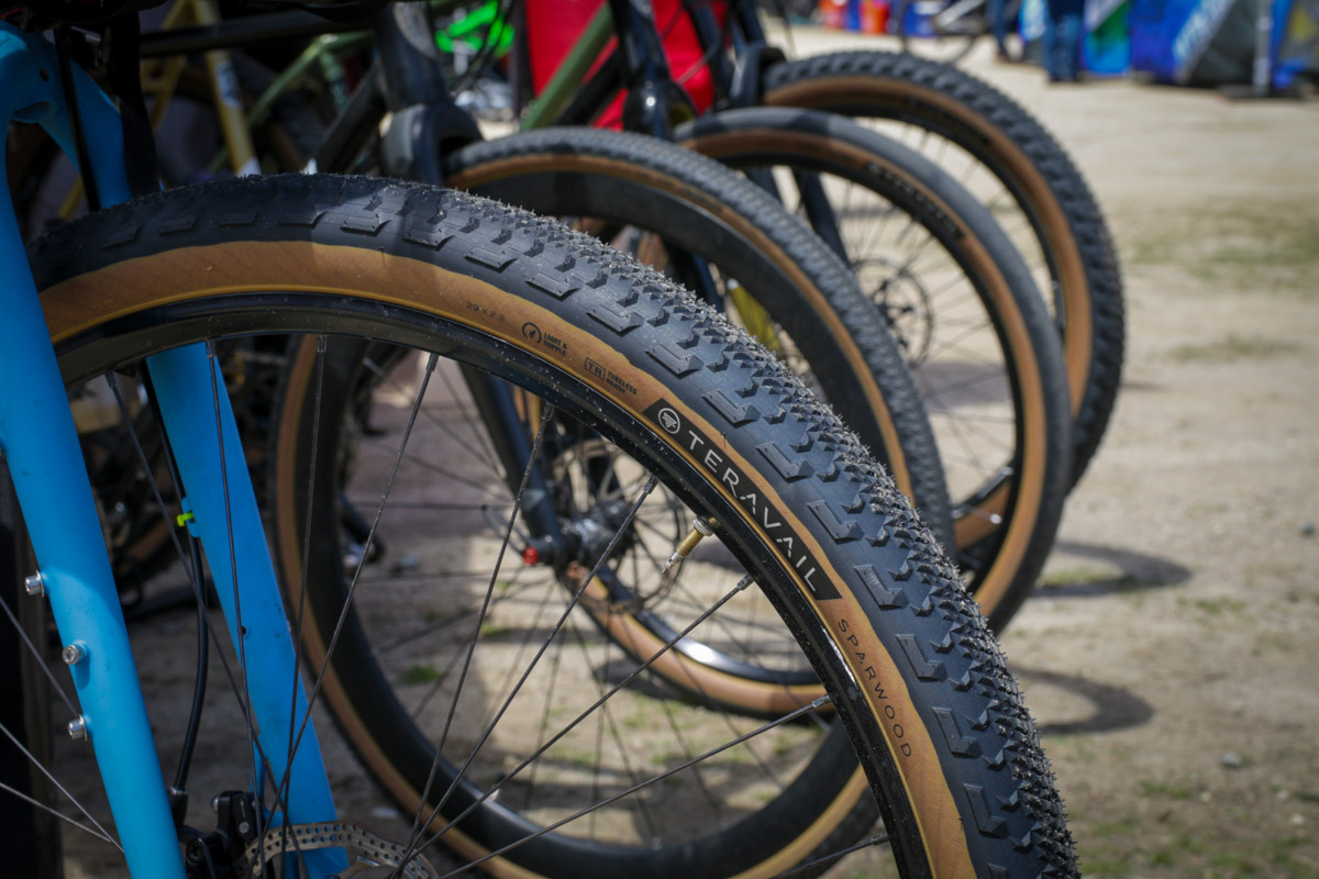 tan sidewall bike tires