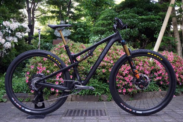 2019 Shimano XTR M9100 photos installed on the bike with product development design story and background info from Bikerumor