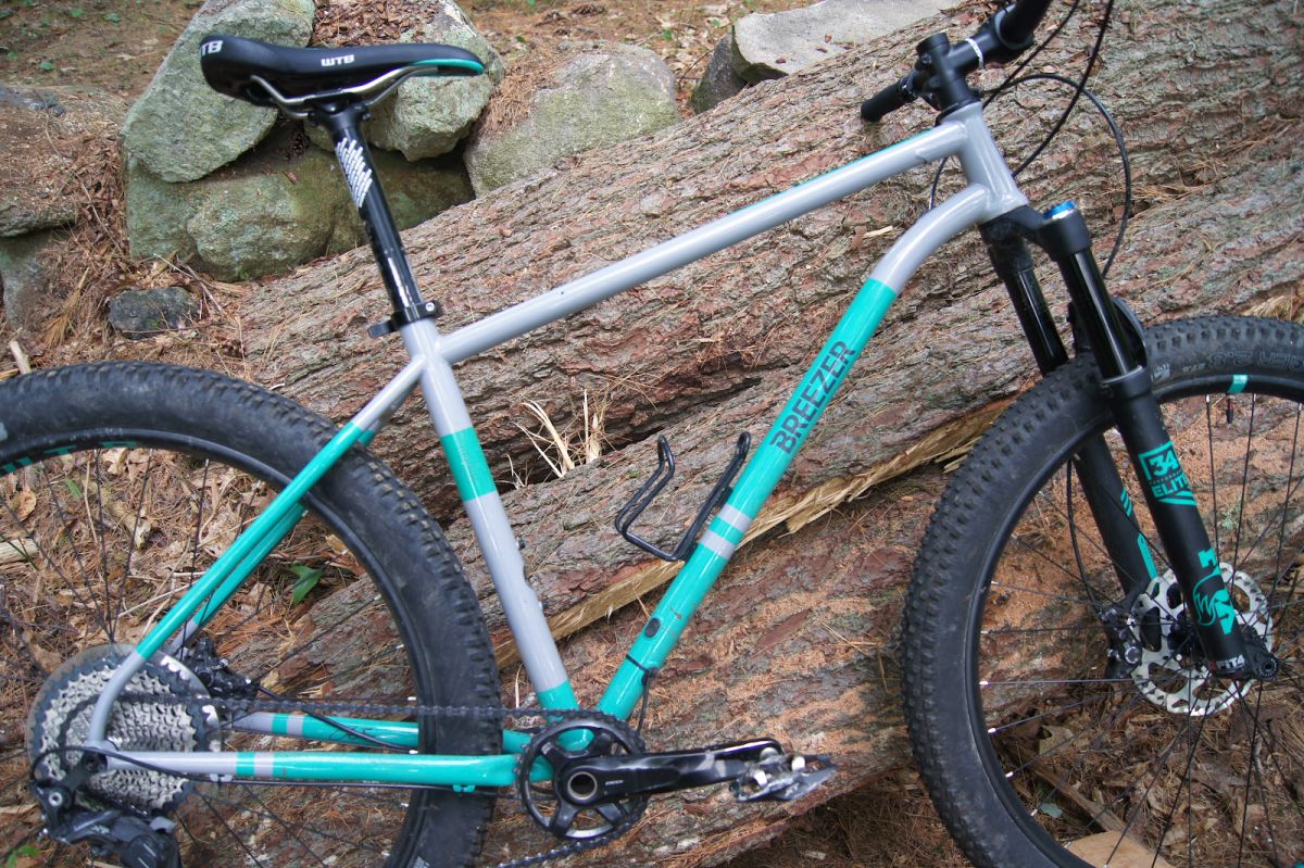 The 2018 Breezer Lightning Plus Team is a modern steel hardtail mountain bike has a mix of trail bike and XC geometry to handle both tight east coast trails and fast descents