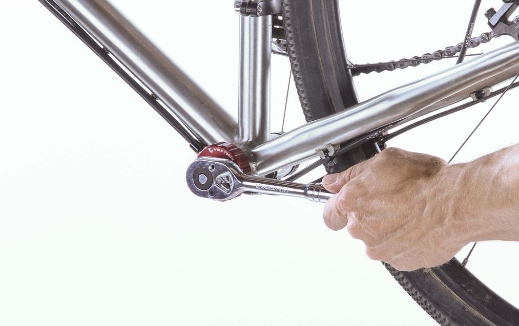 Wolf Tooth Components adds magnetic bottom bracket tools for home or travel