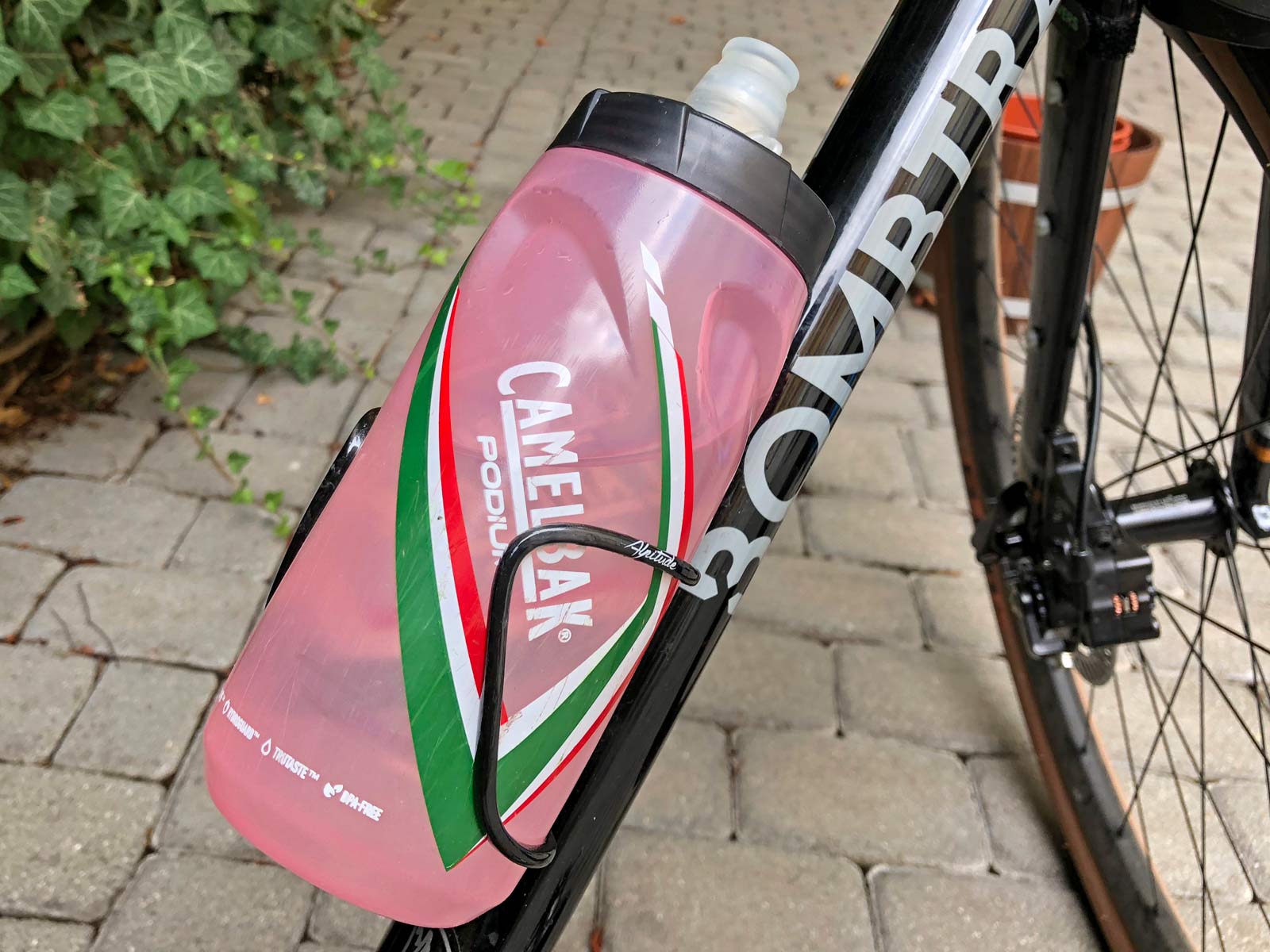 Alpitude Superleggero ultralight minimalist road bike carbon water bottle cages, 9g actual weight