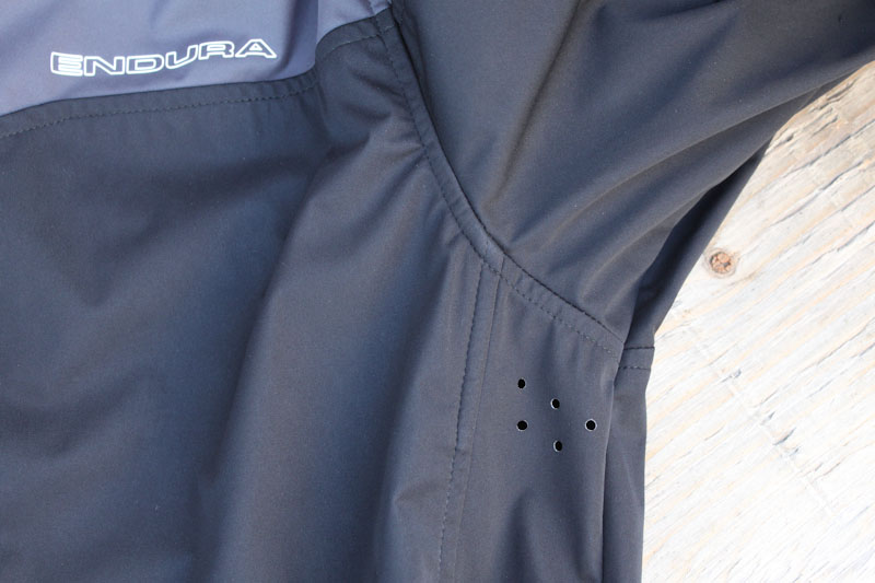 Endura-Singletrack-softshell-jacket, pit holes